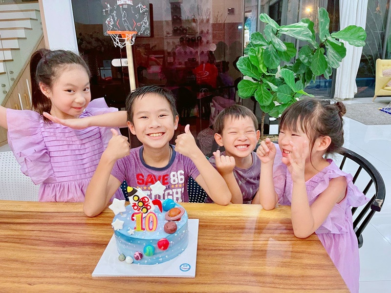 Cả gia đình Lý Hải diện trang phục tông tím đón sinh nhật bé Rio.