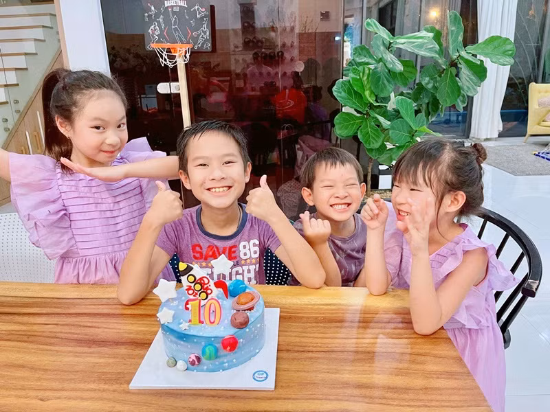 Cả gia đình Lý Hải diện trang phục tông tím đón sinh nhật bé Rio.