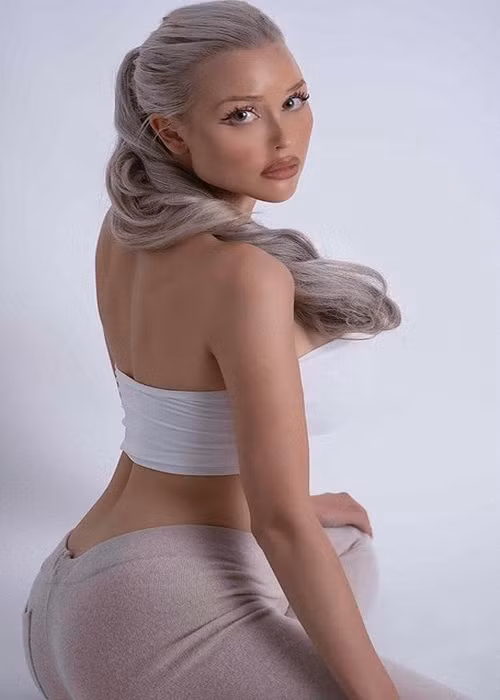 Chân dài 25 tuổi tốt nghiệp ngành Quản trị Kinh doanh và Tài chính tại Đại học Stockholm.