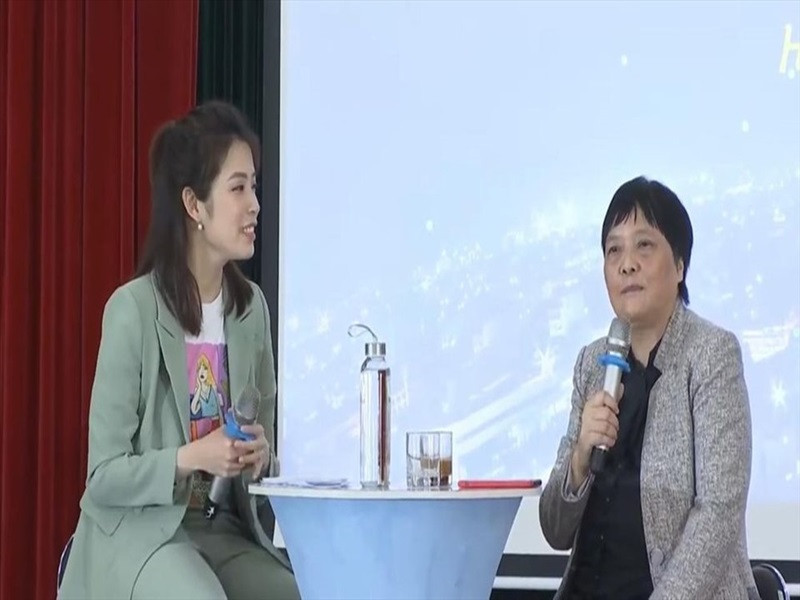 Cụ thể, trong bài viết được lan truyền trên mạng xã nội, nữ tiến sĩ chia sẻ: “Hoa hậu đúng là con điên, không ai lấy con điên làm vợ bao giờ. Thà lấy một bà vợ mũm mĩm xinh đẹp vừa đủ thôi, 3 điểm trên 5 thôi, rồi về nhà bà hằng ngày hầu hạ mình, cơm bưng nước rót hiền lành còn hơn con điên cả ngày chỉ xắn quần đòi túi Hermes. Cho nên hoa hậu hôm nay là ế. Nên đi thi hoa hậu cho vui thì được, chứ mơ về nghề hoa hậu thì không có. Có một số nghề xốc nổi hào quang, tôi đề nghị các em vượt qua cái hào quang đó để thấy bản chất của nó, đừng đầu tư vào đấy”. Ảnh: Lao động