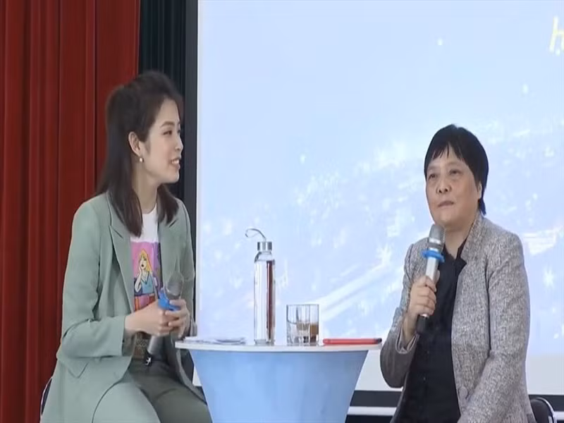 Cụ thể, trong bài viết được lan truyền trên mạng xã nội, nữ tiến sĩ chia sẻ: “Hoa hậu đúng là con điên, không ai lấy con điên làm vợ bao giờ. Thà lấy một bà vợ mũm mĩm xinh đẹp vừa đủ thôi, 3 điểm trên 5 thôi, rồi về nhà bà hằng ngày hầu hạ mình, cơm bưng nước rót hiền lành còn hơn con điên cả ngày chỉ xắn quần đòi túi Hermes. Cho nên hoa hậu hôm nay là ế. Nên đi thi hoa hậu cho vui thì được, chứ mơ về nghề hoa hậu thì không có. Có một số nghề xốc nổi hào quang, tôi đề nghị các em vượt qua cái hào quang đó để thấy bản chất của nó, đừng đầu tư vào đấy”. Ảnh: Lao động