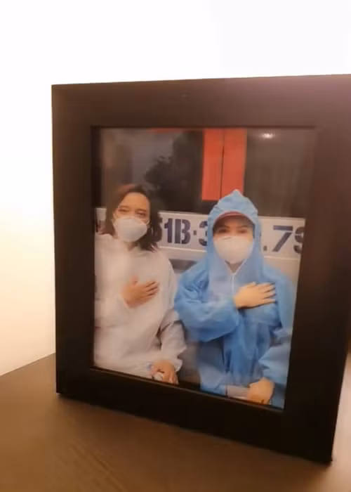 Hoài Phương chuẩn bị cả những bức ảnh bên Việt Hương để mừng sinh nhật. Ảnh: Thương hiệu và pháp luật