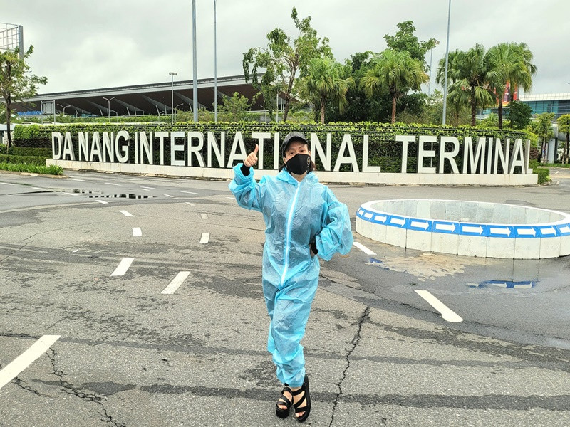 Việt Hương trở về Việt Nam cùng chồng và thực hiện cách ly y tế. Ảnh: FB Việt Hương