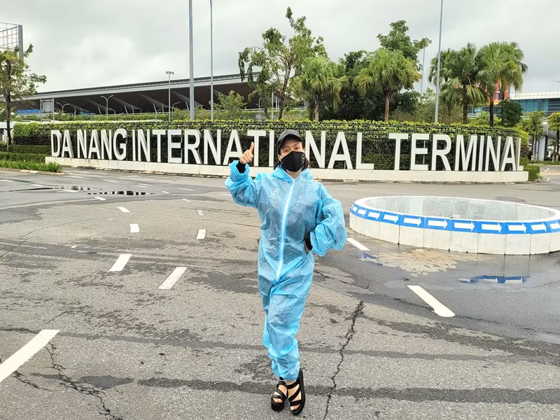 Việt Hương trở về Việt Nam cùng chồng và thực hiện cách ly y tế. Ảnh: FB Việt Hương