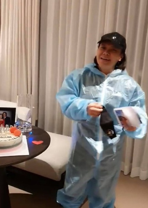 Hoài Phương cùng khách sạn chuẩn bị bánh kem, hoa dành cho Việt Hương. Ảnh: Yan