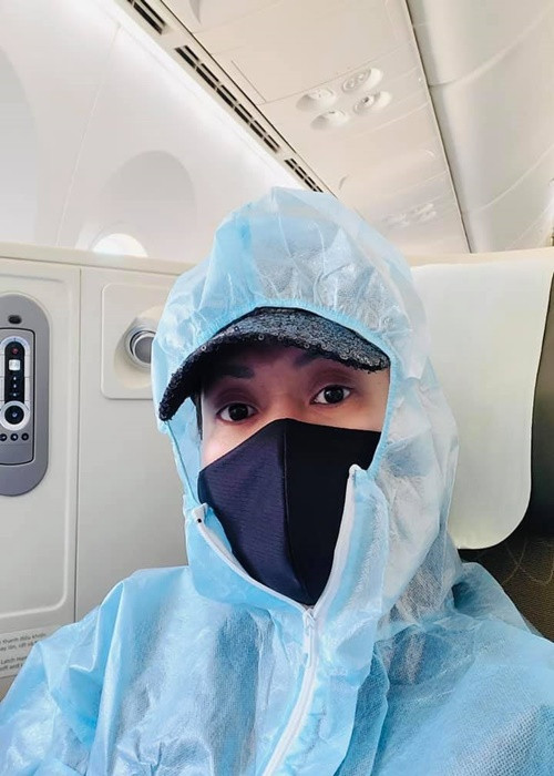 Việt Hương sang Mỹ để đưa tro cốt Phi Nhung cho gia đình của cố ca sĩ. Ngoài ra, ở xứ cờ hoa, cô chịu tang mẹ nuôi. Ảnh: FB Hoàng Mập