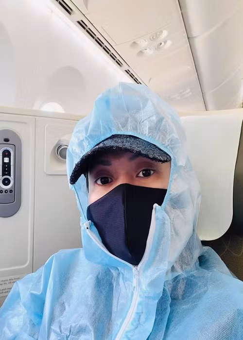 Việt Hương sang Mỹ để đưa tro cốt Phi Nhung cho gia đình của cố ca sĩ. Ngoài ra, ở xứ cờ hoa, cô chịu tang mẹ nuôi. Ảnh: FB Hoàng Mập