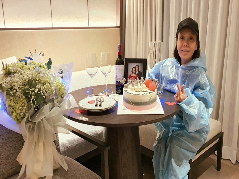 Việt Hương xúc động chia sẻ: “Sinh nhật Việt Hương đã trễ rồi. Ngày 15 cũng là ngày đưa mẹ nuôi về nơi an nghỉ cuối cùng, khi lên máy bay thấy admin đề birthday chị, rồi bay luôn. Tới đây có bánh, rượu, hoa… và có ông xã kế bên là vui rồi”. Ảnh: FB Hoài Phương