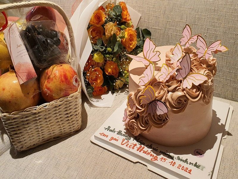 Nghệ sĩ Hoàng Mập gửi quà chúc sinh nhật đến Việt Hương. Ảnh: FB Hoài Phương