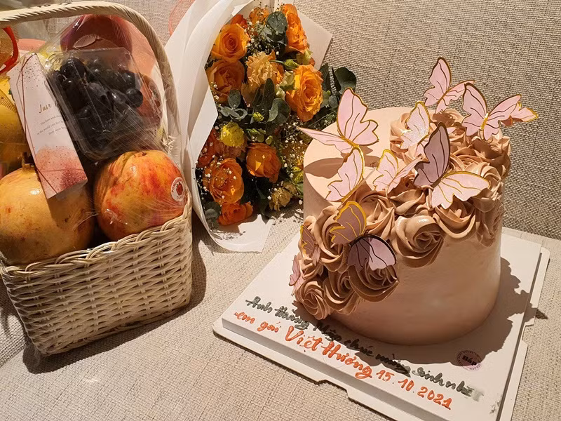 Nghệ sĩ Hoàng Mập gửi quà chúc sinh nhật đến Việt Hương. Ảnh: FB Hoài Phương