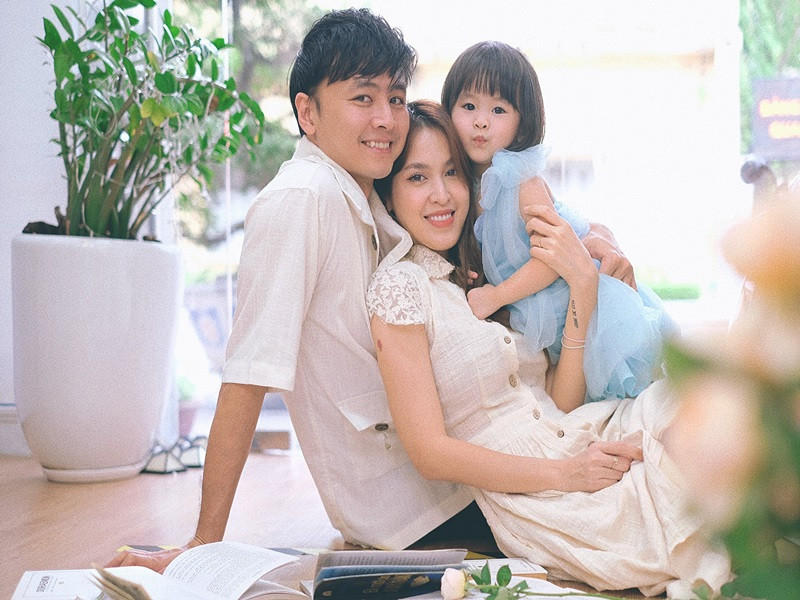 Sau vai Vinh, Văn Anh bền bỉ hoạt động nghệ thuật. Năm 2017, khi Tú Vi mang bầu, Văn Anh quyết định tạm dừng đóng phim. Năm 2021, anh trở lại màn ảnh với vai Quân trong “Cây táo nở hoa”. Ảnh: FB Văn Anh