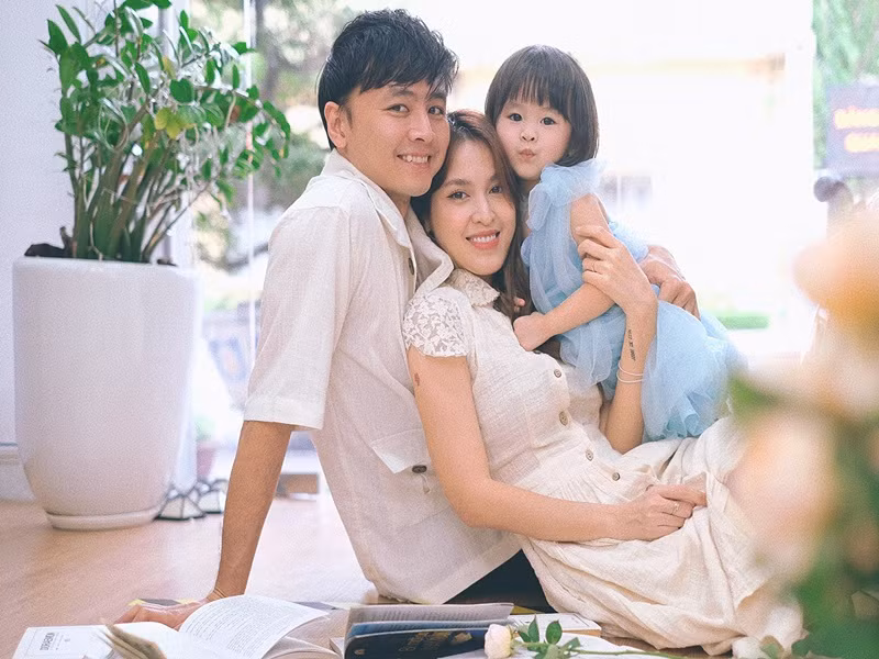 Sau vai Vinh, Văn Anh bền bỉ hoạt động nghệ thuật. Năm 2017, khi Tú Vi mang bầu, Văn Anh quyết định tạm dừng đóng phim. Năm 2021, anh trở lại màn ảnh với vai Quân trong “Cây táo nở hoa”. Ảnh: FB Văn Anh