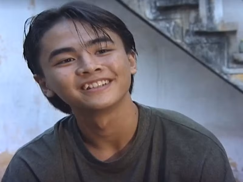 Trong “Phía trước là bầu trời”, Văn Anh vào vai Vinh - anh chàng có khuôn mặt thư sinh, nụ cười răng khểnh cực duyên cùng chất giọng miền Trung ngọt ngào. Ảnh: Người đưa tin