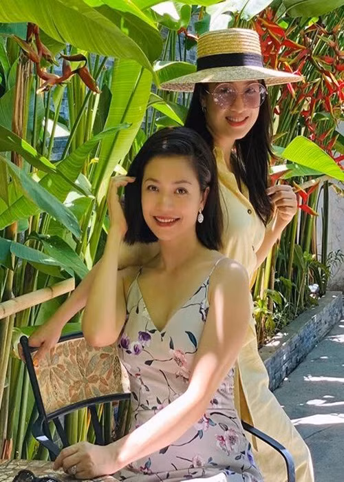 Thu Nga dần vắng bóng màn ảnh sau một số vai diễn không để lại nhiều ấn tượng. Hiện tại, cô tập trung cho công việc múa tại Nhà hát Tuổi Trẻ. Thu Nga đã lập gia đình và có hai con. Là người kín tiếng, cô ít chia sẻ về chuyện tình cảm. Ảnh: Zing