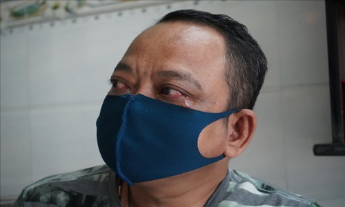 Giot nuoc mat cua nguoi dan ong “ga trong nuoi con” vi COVID-19