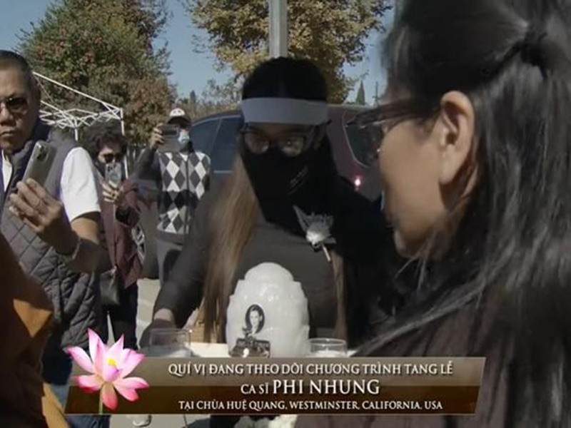 Ở Mỹ, Wendy Phạm - con gái Phi Nhung cùng người thân tổ chức tang lễ cho cố ca sĩ vào sáng ngày 13/10 (giờ Việt Nam). Ảnh: Vietnamnet