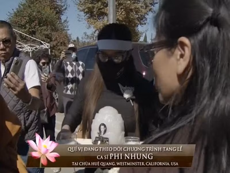 Ở Mỹ, Wendy Phạm - con gái Phi Nhung cùng người thân tổ chức tang lễ cho cố ca sĩ vào sáng ngày 13/10 (giờ Việt Nam). Ảnh: Vietnamnet