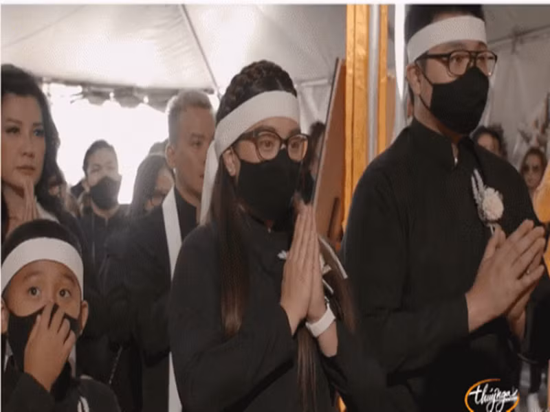 Wendy lộ ánh mặt đượm buồn bên chồng con. Ảnh: Công lý và xã hội