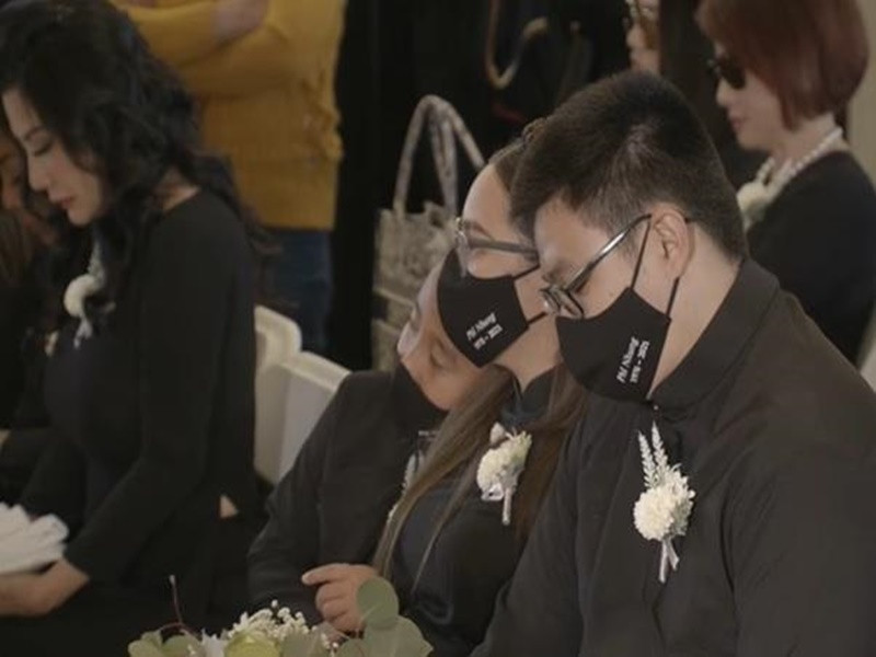 Ít ngày trước, Wendy nhận tro cốt của mẹ từ vợ chồng nghệ sĩ Việt Hương. Ảnh: Vietnamnet