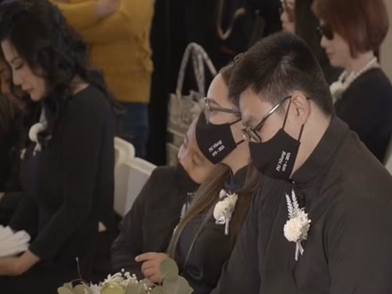 Ít ngày trước, Wendy nhận tro cốt của mẹ từ vợ chồng nghệ sĩ Việt Hương. Ảnh: Vietnamnet