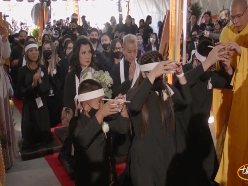 Con gái Phi Nhung cố nén đau thương để lo chu toàn tang lễ. Ảnh: Đất Việt