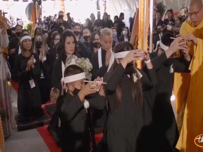 Con gái Phi Nhung cố nén đau thương để lo chu toàn tang lễ. Ảnh: Đất Việt