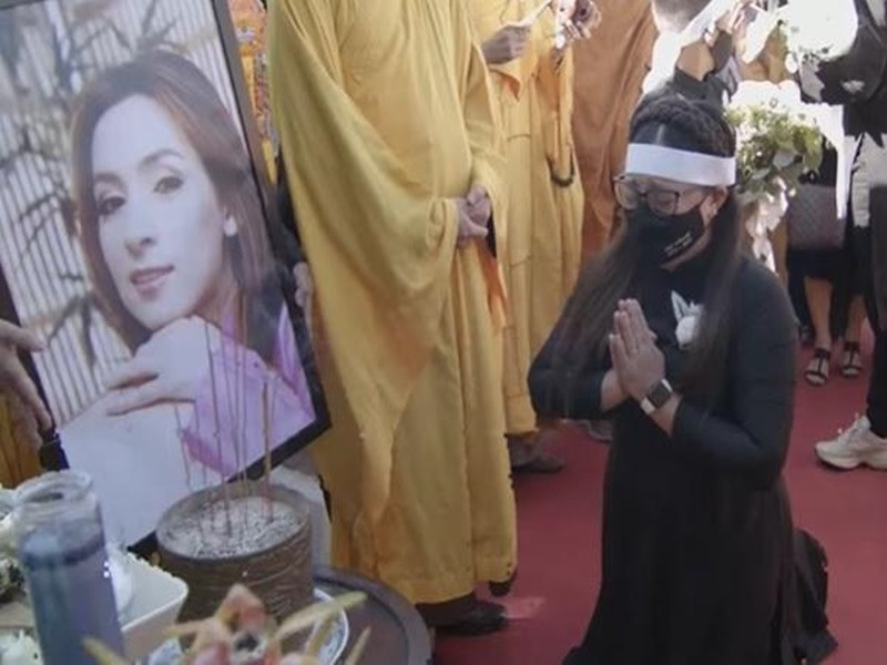 Wendy bật khóc trước bàn thờ của mẹ. Ảnh: Vietnamnet