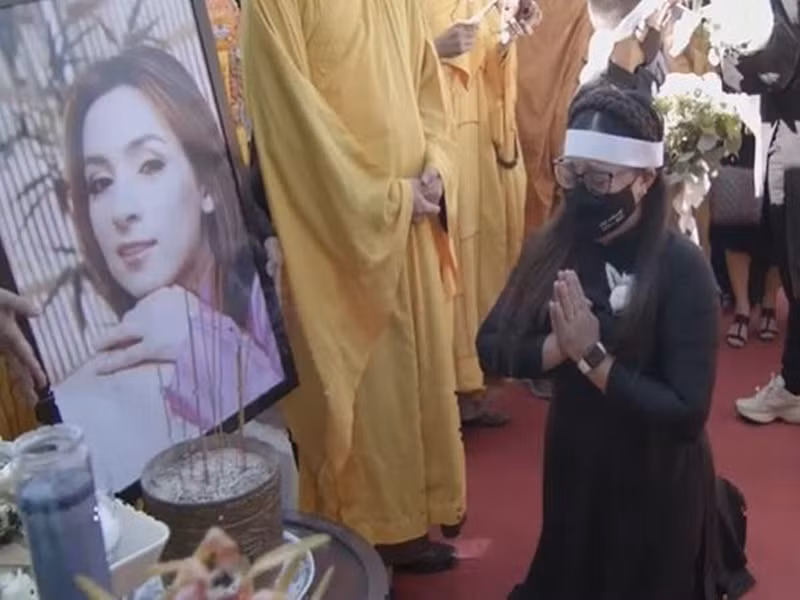 Wendy bật khóc trước bàn thờ của mẹ. Ảnh: Vietnamnet