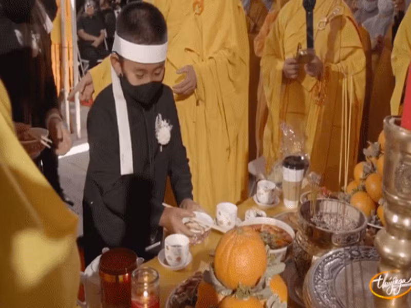 Cháu ngoại của Phi Nhung thực hiện nghi thức cúng cho cố ca sĩ. Ảnh: Công lý và xã hội