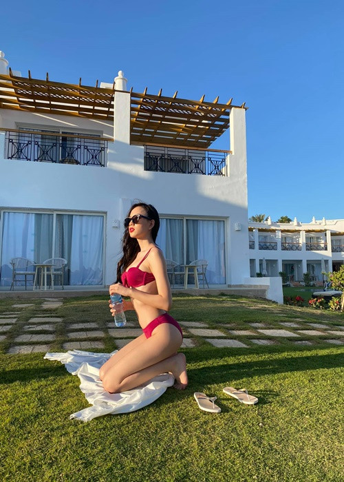 Do đóng gói trang phục quá kỹ, đại diện Việt Nam bị hải quan nghi buôn lậu quần áo nên 15 bộ trang phục của Ái Nhi bị tạm giữ. Cô phải mua bikini hàng chợ để đi đấu. Ảnh: FB Ái Nhi