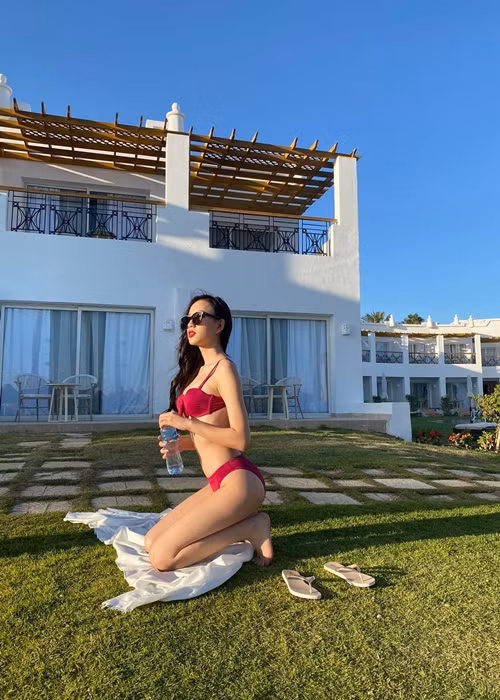 Do đóng gói trang phục quá kỹ, đại diện Việt Nam bị hải quan nghi buôn lậu quần áo nên 15 bộ trang phục của Ái Nhi bị tạm giữ. Cô phải mua bikini hàng chợ để đi đấu. Ảnh: FB Ái Nhi