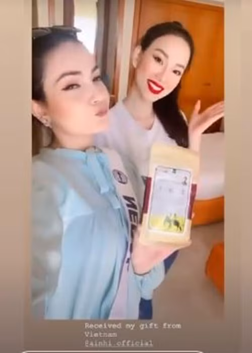 Mới đây, đại diện Việt Nam tặng cà phê cho bạn bè quốc tế. Ảnh chụp màn hình