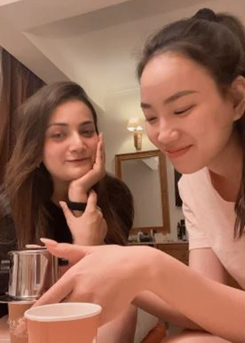 Ái Nhi còn pha chế cà phê cho bạn cùng phòng. Ảnh chụp màn hình