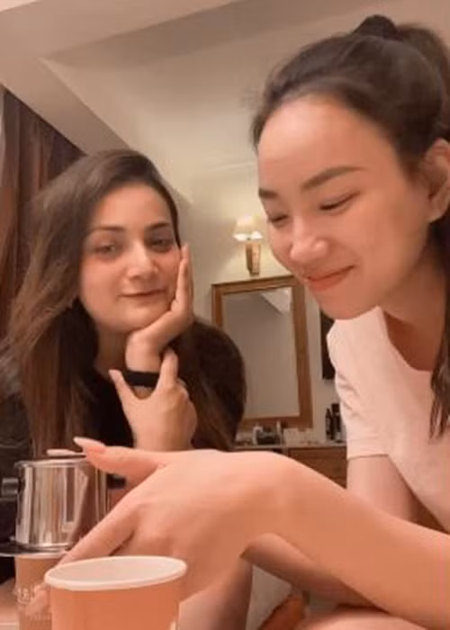 Ái Nhi còn pha chế cà phê cho bạn cùng phòng. Ảnh chụp màn hình