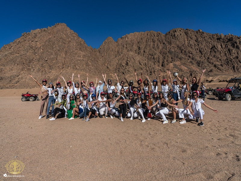 Các thí sinh Hoa hậu Liên lục địa 2021 vừa trải nghiệm hoạt động lái xe xe thể thao địa hình. Ảnh: Hoa hậu Liên lục địa