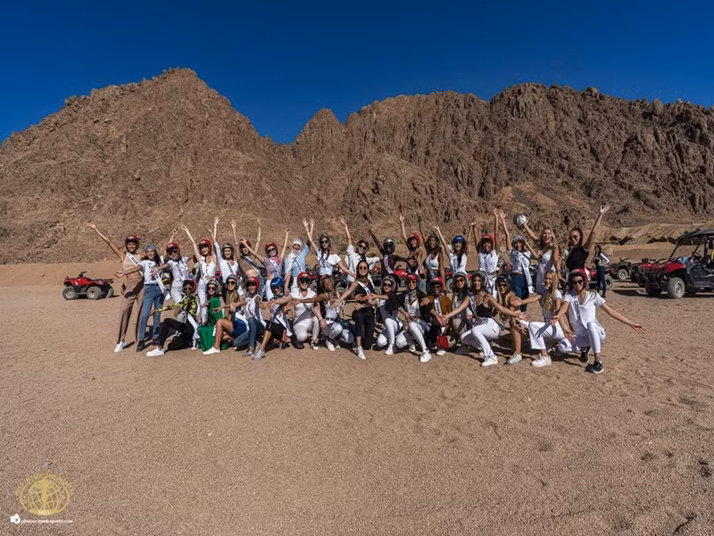 Các thí sinh Hoa hậu Liên lục địa 2021 vừa trải nghiệm hoạt động lái xe xe thể thao địa hình. Ảnh: Hoa hậu Liên lục địa