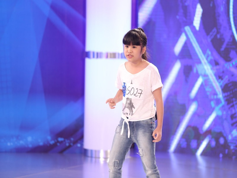 Trong hành trình tham gia Vietnam Idol Kids 2016, Nguyễn Phạm Bảo Trân luôn vững vàng phong độ, tự tin và đầy bản lĩnh trên sân khấu. Trong chung kết, giọng ca sinh năm 2006 giành ngôi vị á quân. Ảnh: VOV