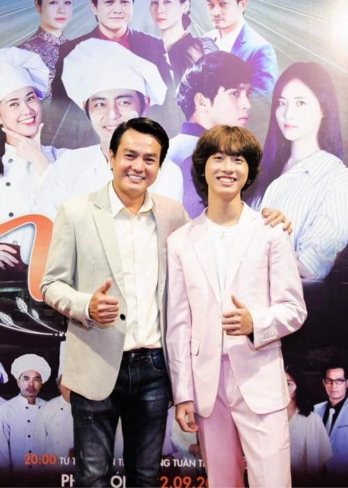 Trong 5 năm qua, ngoài học văn hóa ở trường, Gia Khiêm đi hát, quay phim, đóng quảng cáo. Các bộ phim có sự tham gia của giọng ca sinh năm 2005 có “Vua bánh mì”, “Sứ mệnh trái tim”. Gia Khiêm từng ra mắt các MV “Tình cha”, “Đi qua nước mắt”. Ảnh: FB Gia Khiêm