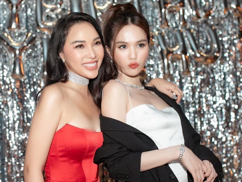 Ngọc Trinh - Quỳnh Thư lần đầu gặp nhau trong một show diễn năm 2006 do ông bầu Vũ Khắc Tiệp tổ chức. Hai mỹ nhân giữ được tình bạn đẹp. Quỳnh Thư cho biết, cả hai duy trì được mối quan hệ tốt đẹp nhờ bằng tuổi, hiểu chuyện, biết điều, tử tế trong tình bạn. Ảnh: FB Quỳnh Thư