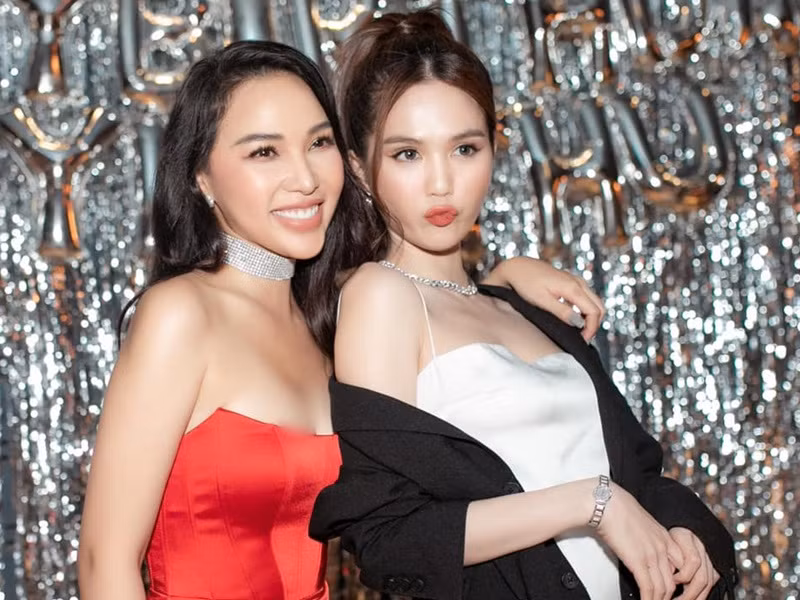  Ngọc Trinh - Quỳnh Thư lần đầu gặp nhau trong một show diễn năm 2006 do ông bầu Vũ Khắc Tiệp tổ chức. Hai mỹ nhân giữ được tình bạn đẹp. Quỳnh Thư cho biết, cả hai duy trì được mối quan hệ tốt đẹp nhờ bằng tuổi, hiểu chuyện, biết điều, tử tế trong tình bạn. Ảnh: FB Quỳnh Thư