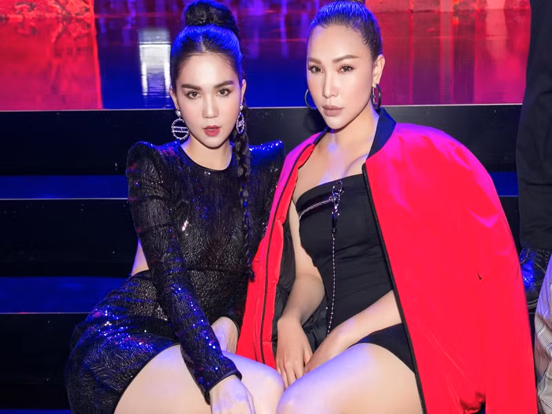 Không chỉ tình duyên, phong cách của Ngọc Trinh và Quỳnh Thư cũng khá giống nhau. Cả hai chuộng trang phục cắt xẻ táo bạo để khoe triệt để vóc dáng gợi cảm. Ảnh: FB Quỳnh Thư