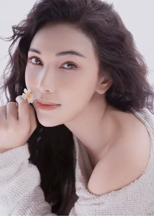 Bạn thân của Ngọc Trinh cũng vướng ồn ào người thứ ba. Năm 2015, khi Quỳnh Thư công khai yêu Dương Hoàng Điệp, rộ tin đồn cô là kẻ thứ ba chen vào cuộc hôn nhân của bạn trai với vợ cũ. Quỳnh Thư rất bức xúc trước tin đồn thất thiệt. Cô khẳng định, bạn trai và vợ cũ của anh ly hôn hơn 8 tháng trước khi cô gặp anh. Ảnh: FB Quỳnh Thư