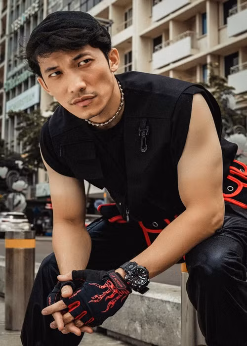 Bỉnh Phát là người mẫu, MC, diễn viên. Anh sở hữu vẻ ngoài điển trai.