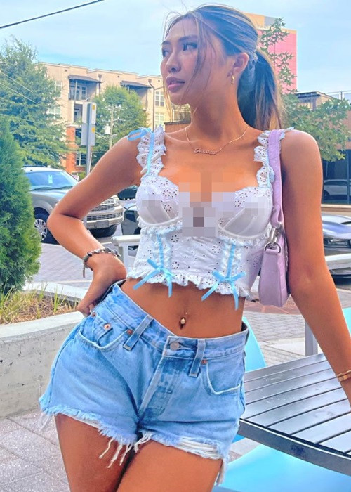 Tường Linh không ít lần vướng tin đồn phẫu thuật thẩm mỹ. Tuy nhiên, cô khẳng định bản thân không lạm dụng dao kéo, luôn bỏ ngoài tai những lời đồn và tự tin với vẻ đẹp tự nhiên của mình.