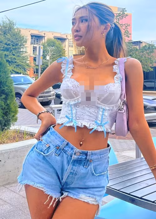 Tường Linh không ít lần vướng tin đồn phẫu thuật thẩm mỹ. Tuy nhiên, cô khẳng định bản thân không lạm dụng dao kéo, luôn bỏ ngoài tai những lời đồn và tự tin với vẻ đẹp tự nhiên của mình.