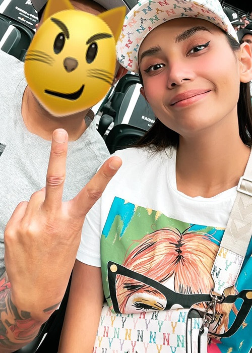 Tháng 6/2021, Võ Hoàng Yến sang Mỹ để thăm chồng sắp cưới. Vì dịch COVID-19, cả hai xa nhau đến hơn 1 năm. Bạn trai của Võ Hoàng Yến là một Việt kiều hơn cô 13 tuổi, làm kinh doanh trong lĩnh vực ẩm thực và từng ly hôn. Đến nay, Hoàng Yến không để lộ mặt người yêu mà chỉ khoe ảnh giấu mặt hoặc sau lưng anh.