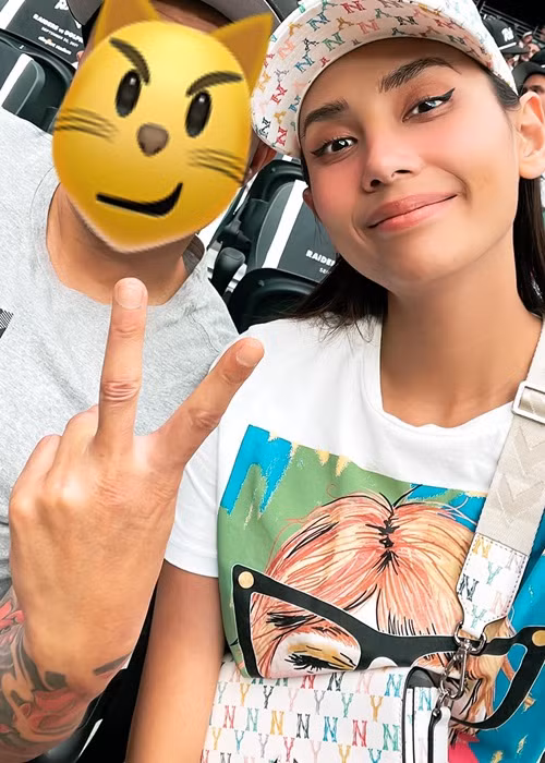 Tháng 6/2021, Võ Hoàng Yến sang Mỹ để thăm chồng sắp cưới. Vì dịch COVID-19, cả hai xa nhau đến hơn 1 năm. Bạn trai của Võ Hoàng Yến là một Việt kiều hơn cô 13 tuổi, làm kinh doanh trong lĩnh vực ẩm thực và từng ly hôn. Đến nay, Hoàng Yến không để lộ mặt người yêu mà chỉ khoe ảnh giấu mặt hoặc sau lưng anh.