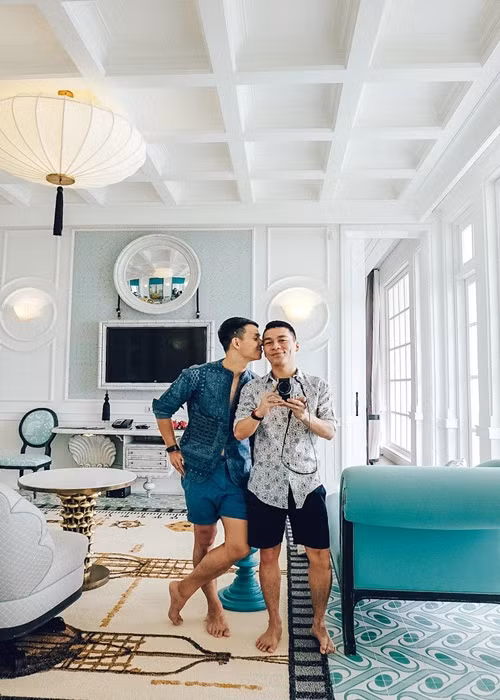 Tháng 1/2015, Adrian Anh Tuấn - Sơn Đoàn tổ chức hôn lễ ở Nha Trang. Đây được cho là đám cưới đồng giới đầu tiên của showbiz Việt. Cuối năm 2015, cặp đôi đăng ký kết hôn ở Mỹ. Ảnh: FB Sơn Đoàn