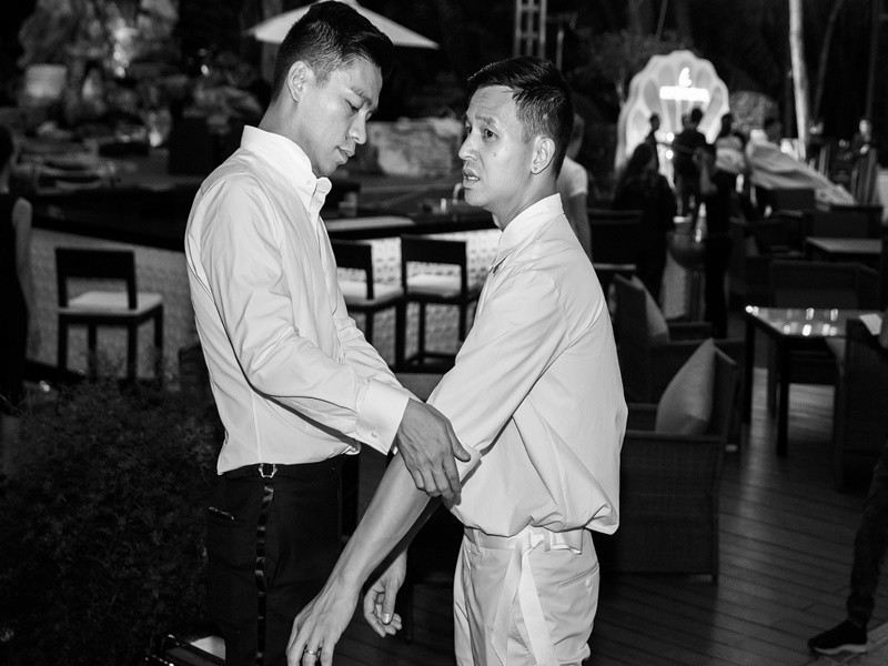 Khoảnh khắc Sơn Đoàn ân cần chăm sóc Adrian Anh Tuấn tại một sự kiện. Ảnh: FB Sơn Đoàn