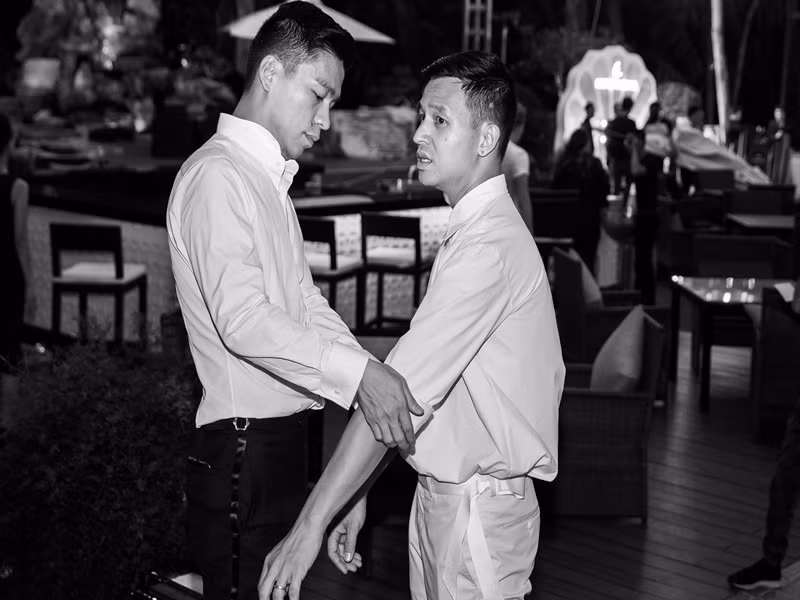 Khoảnh khắc Sơn Đoàn ân cần chăm sóc Adrian Anh Tuấn tại một sự kiện. Ảnh: FB Sơn Đoàn